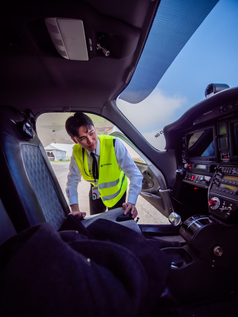 Sicurezza, qualità e professionalità. Affidati a Professional Aviation per la tua formazione da pilota.